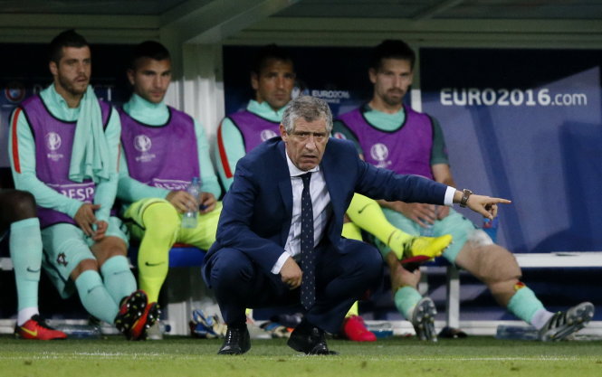 HLV Fernando Santos trong trận Bồ Đào Nha vượt qua Xứ Wales - Ảnh: Reuters