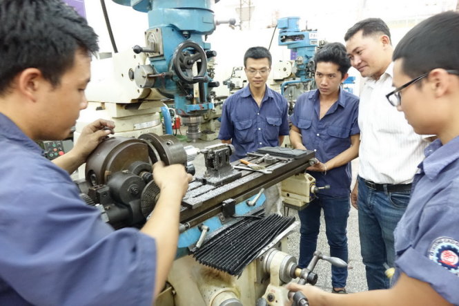 Các trường nghề cần đẩy mạnh hợp tác với doanh nghiệp để nâng cao chất lượng đào tạo. Trong ảnh: Sinh viên lớp cơ khí Trường CĐ nghề TPHCM đang thực hành trên máy phay. Ảnh: NHƯ HÙNG