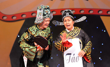 Nghệ sĩ Xuân Hương (phải) - Ảnh tư liệu.