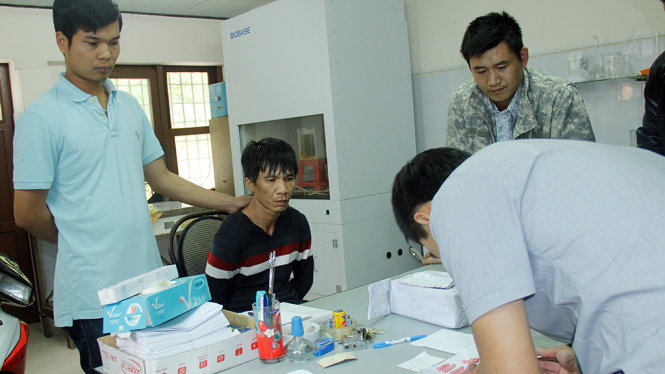 Nghi can Lê Trọng Hiếu đang chứng kiên lực lượng Công an cân số ma túy - Ảnh: ĐỨC HUY