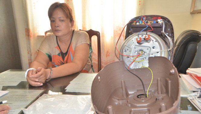 Nghi phạm Mai và tang vật vụ án - Ảnh: THU HẰNG