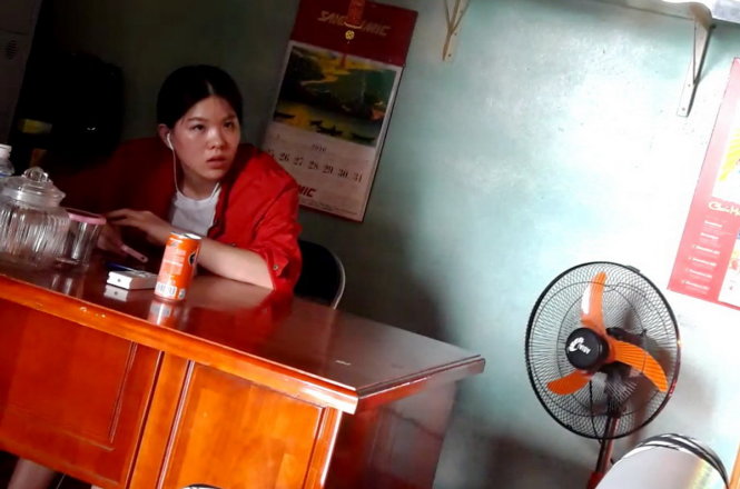 Thương lái Trung Quốc làm việc trong một vựa thanh long ở huyện Hàm Thuận Nam, Bình Thuận - ẢNH: NG.NAM