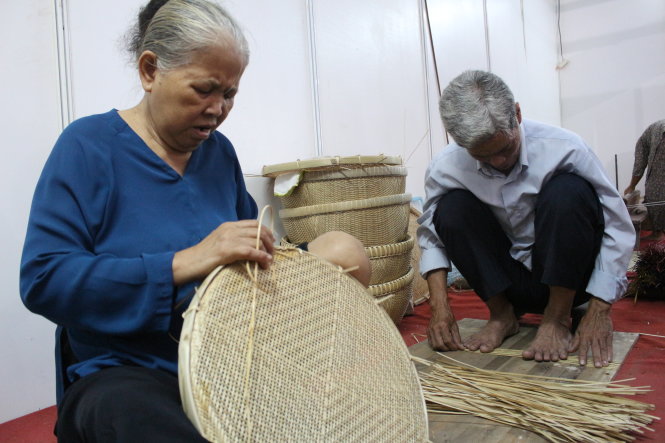 Nghề đan nan tre đòi hỏi sự tỉ mẩn và kiên trì - Ảnh: C.HÀO