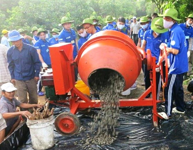 Chiến sĩ Mùa hè xanh ĐH Bách khoa làm đường nông thôn tại mặt trận Bến Tre năm 2016 - Ảnh: Q.NG.