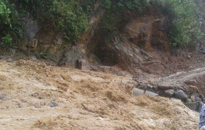 Con suối Nậm Đông, nơi xảy ra vui tai nạn hai anh em bị lũ dữ cuốn trôi - ảnh: HOÀNG GIANG