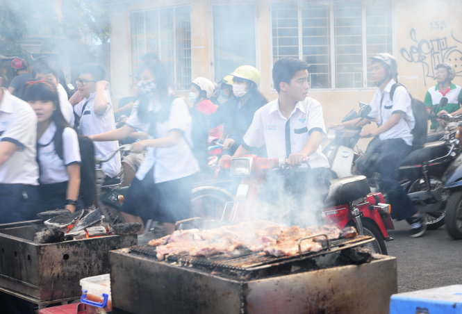 Khói bay mù mịt từ bếp nướng của một quán nướng bình dân - Ảnh: HỮU KHOA