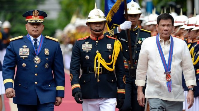 Tân tổng thống Philippines Rodrigo Duterte (phải) đi bên tân cảnh sát trưởng quốc gia Ronald Bato Dela Rosa (trái) trong lễ tuyên thệ nhậm chức ngày 1-7 tại Manila - Ảnh: AFP