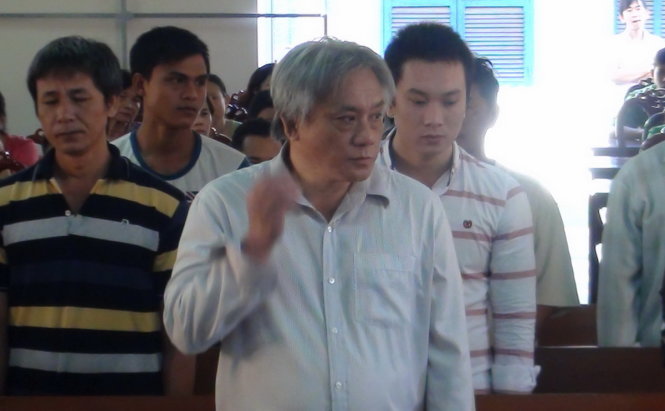 Bị cáo Vi Ngươn Thạnh (Tỉ đường - áo trắng) và 7 bị cáo đồng phạm tại tòa - Ảnh: ĐỨC VỊNH