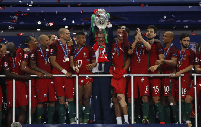 HLV Fernando Santos giương cao chiếc cúp vô địch Euro 2016 bên các học trò - Ảnh: Reuters