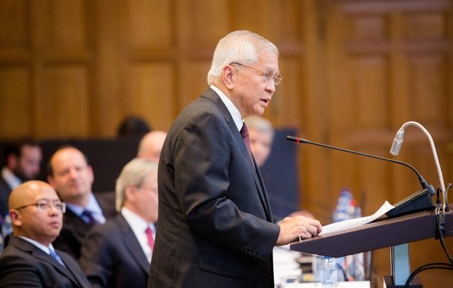 Ngoại trưởng Philippines Albert del Rosario tại một phiên làm việc của Tòa trọng tài - Ảnh: PCA