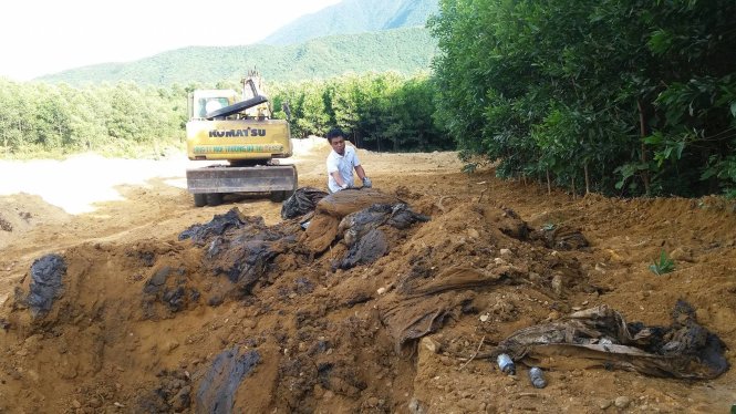 Chất thải nghi xuất phát từ quá trình luyện cốc của Formosa chôn lấp tại trang trại của ông Lê Quang Hòa được khai quật lên - Ảnh: VĂN ĐỊNH