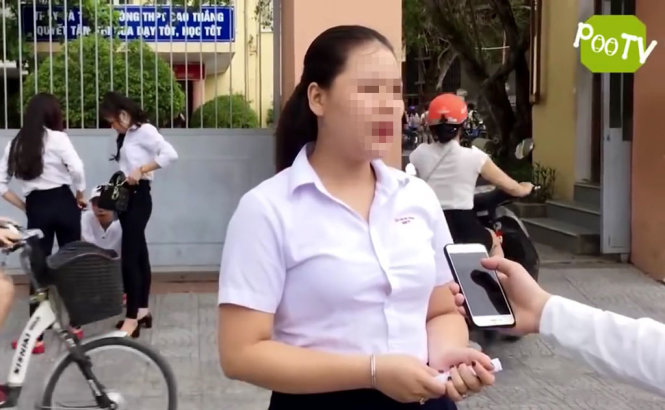 Một người nữ được giới thiệu là học sinh một trường THPT của Huế vừa thi xong - Ảnh: Cắt từ clip