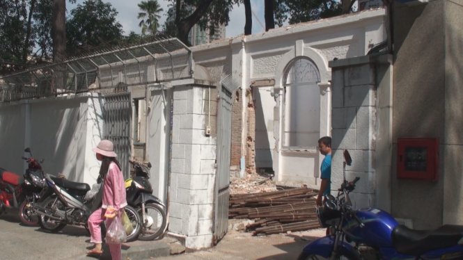 Ngôi biệt thự số 12 Lý Tự Trọng (Q.1, TP.HCM) mang kiến trúc Pháp bị đập bỏ vào đầu tháng 7-2016 - Ảnh: SANH TÀI