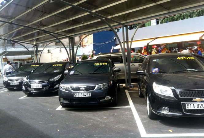 Các xe được định giá tại buổi đầu khai trương chợ xe Sago Auto - Ảnh: TRÙNG DƯƠNG