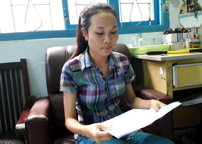 Chị Cẩm vẫn còn suy sụp khi kết quả thi từ đậu thành rớt - Ảnh: QUANG HƯNG
