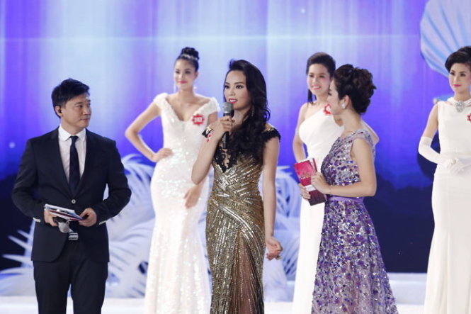 Thí sinh Nguyễn Cao Kỳ Duyên trong phần thi ứng xứ tại chung kết xếp hạng Hoa hậu Việt Nam 2014. Nhờ phần trả lời trơn tru, cô giành được vương miện hoa hậu - Ảnh: Tiền Phong