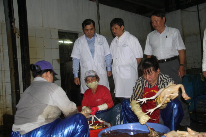 Lãnh đạo TP Đà Nẵng kiểm tra việc giết mổ gia cầm, gia súc tại Trung tâm Chế biến gia súc, gia cầm Đà Nẵng - Ảnh: HỮU KHÁ