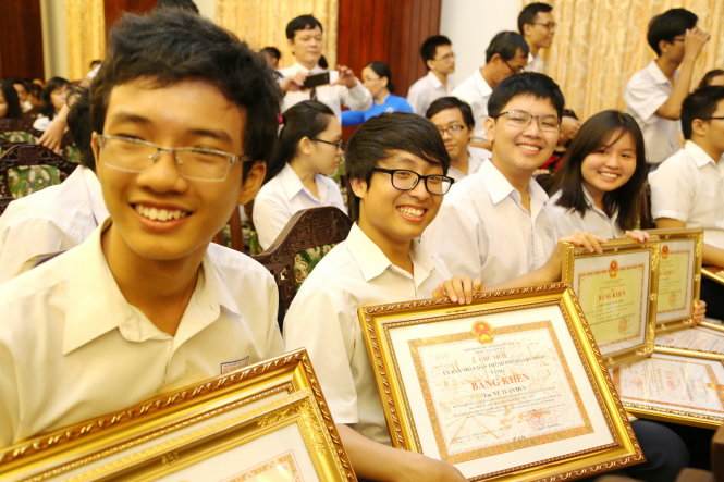 Niềm vui của học sinh trong ngày tuyên dương học sinh giỏi năm học 2015-2016 - Ảnh: NHƯ HÙNG