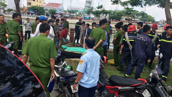 Cơ quan chức năng đang khám nghiệm hiện trường - Ảnh: LÊ PHAN
