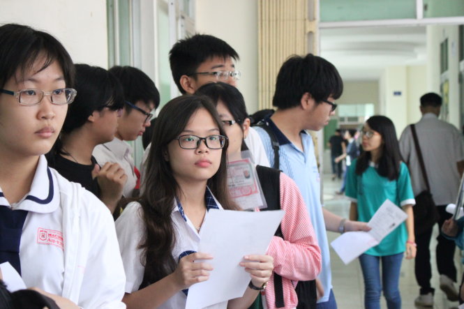 Thí sinh chờ gọi tên vào phòng thi THPT quốc gia 2016. Ảnh: M.G