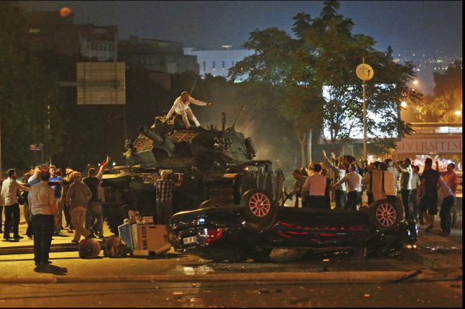Người dân tìm cách ngăn xe tăng của lực lượng đảo chính tiến vào Ankara - Associated Press