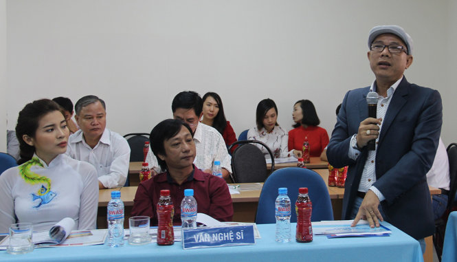 Diễn viên Trung Dân (người đứng) và các nghệ sỹ chia sẻ tình cảm với biển đảo quê hương tại buổi họp báo - ẢNH: B.SƠN