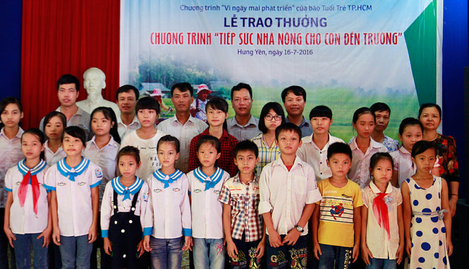 Các em học sinh cùng ban tổ chức chụp ảnh lưu niệm tại chương trình - Ảnh: NAM TRẦN