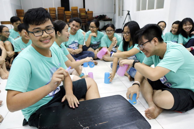 Khuấy động không gian bằng cup game và pen tapping giúp các bạn trẻ thư giãn sau giờ học căng thẳng - Ảnh: NGỌC DƯƠNG
