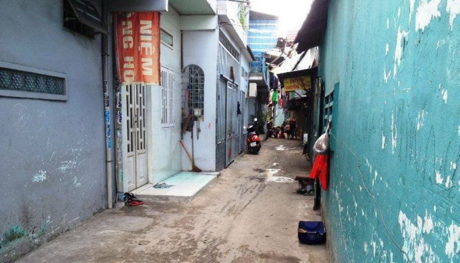 Con hẻm nơi một trong hai thanh niên bị gục chết sau khi chạy vào - Ảnh: LÊ PHAN
