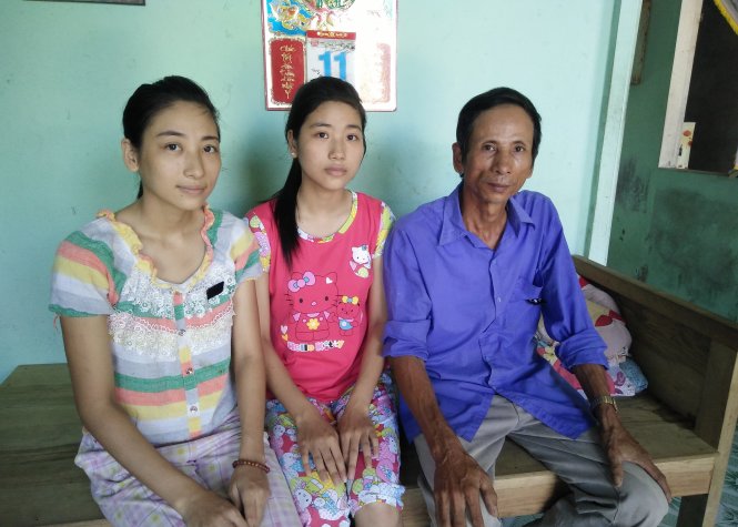 Ông Đoàn Văn Thiện lo lắng hai đứa con gái út của mình phải nghỉ học vì hoàn cảnh khó khăn - Ảnh: Nguyên Linh