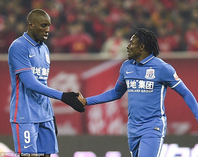 Demba Ba (trái)