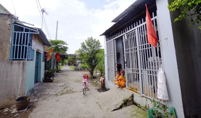 Hai căn nhà xây dựng không phép tại ấp 1, xã Vĩnh Lộc A nhưng vẫn được cấp số nhà - Ảnh: Q.ĐỊNH