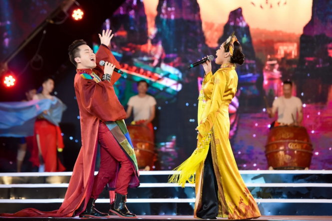 Tùng Dương và ca nương biểu diễn