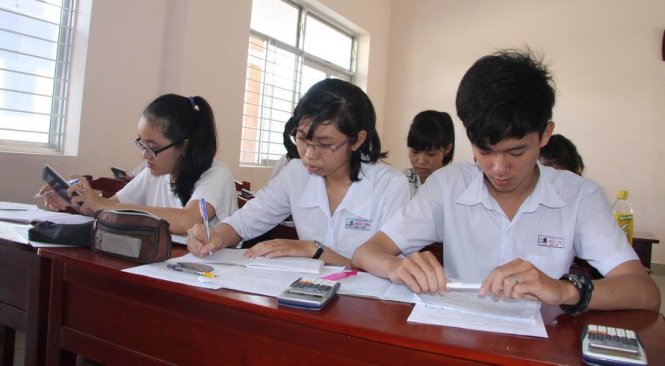 Học sinh Trường THPT chuyên Bến Tre ôn thi THPT quốc gia năm 2016 - Ảnh: Trần Huỳnh