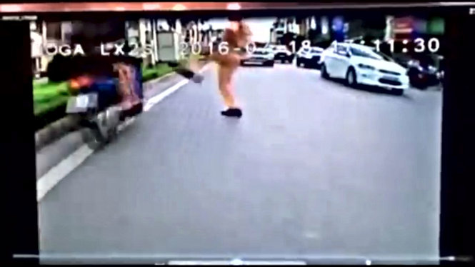 CSGT giơ chân chặn bắt người chạy xe máy ngoan cố chạy ngược chiều - Ảnh cắt từ clip