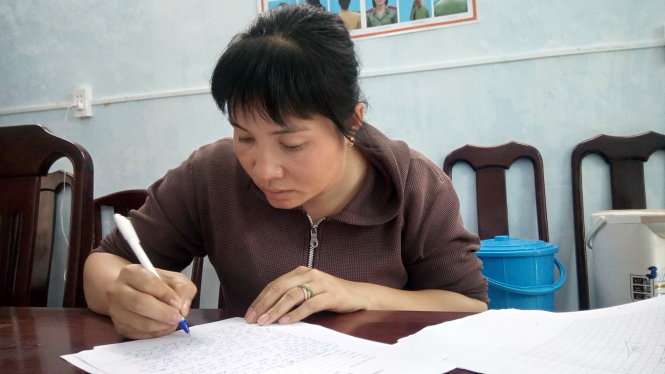 Hoàng Thị Hiệu ghi lời khai tại cơ quan công an chiều 20-7. Ảnh: Đ.Hà