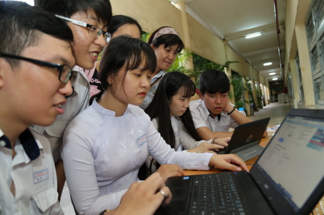 Học sinh lớp 12 Trường THPT Lương Văn Can (Q.8, TP.HCM) thi tại cụm thi Trường ĐH Sư phạm TP.HCM xem kết quả thi trên Tuổi Trẻ Online chiều 19-7 - Ảnh: Như Hùng