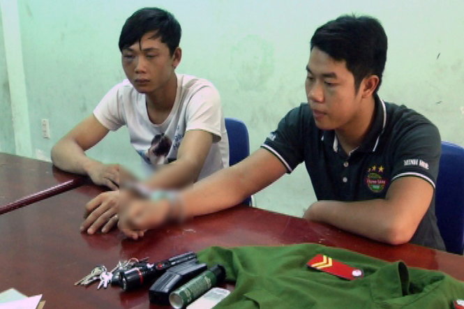 Hai nghi can Đinh Văn Thơi và Phạm Văn Cường tại trụ sở công an - Ảnh: A.L