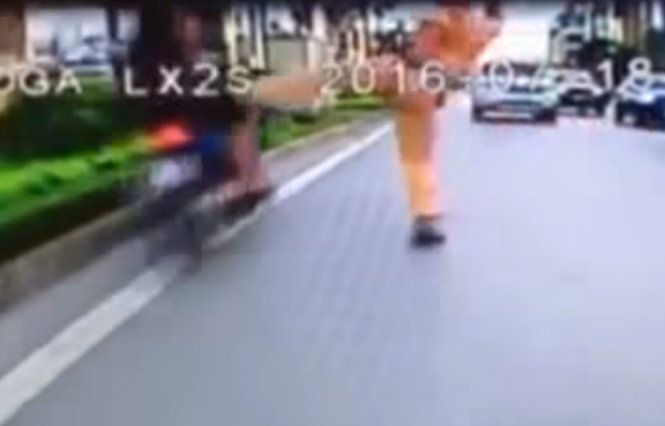 Clip ghi lại hình ảnh CSGT đạp đổ xe máy đi ngược chiều, không đội mũ bảo hiểm