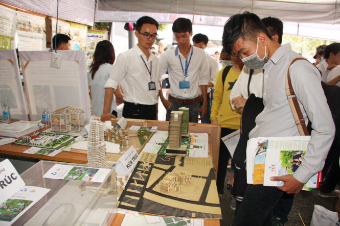 Học sinh tìm hiểu ngành kiến trúc của Trường ĐH Bách khoa (ĐHQG TP.HCM) giới thiệu trong ngày hội tư vấn tuyển sinh - hướng nghiệp năm 2016 - Ảnh: Trần Huỳnh