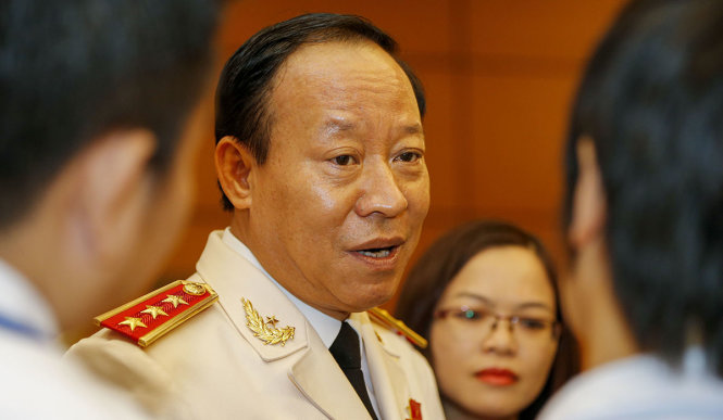 Thượng tướng Lê Quý Vương trả lời báo chí bên hành lang phòng họp Diên Hồng sang nay 20-7 - Ảnh: VIỆT DŨNG