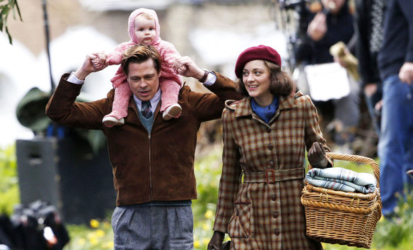 Marion Cotillard và Brad Pitt trong Allied