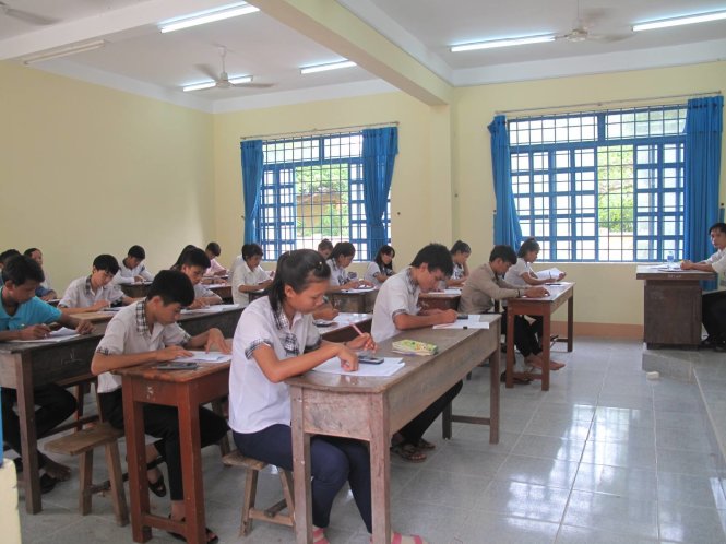 Thí sinh làm bài thi trong kỳ thi THPT quốc gia 2016 tại cụm thi tốt nghiệp do Sở GD-ĐT tỉnh Ninh Thuận tổ chức - Ảnh: Vũ Hồng