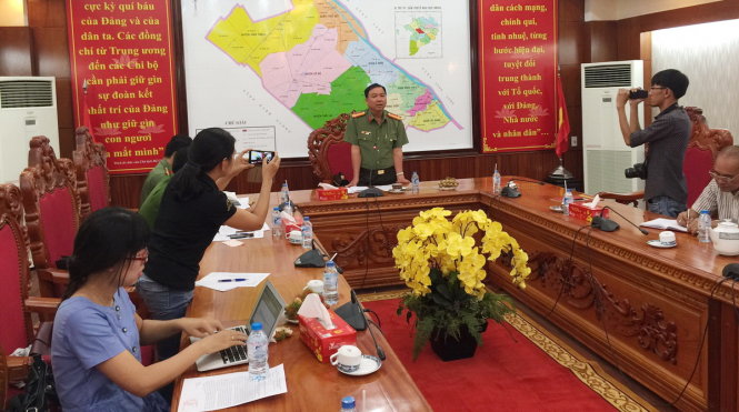 Đại tá Trần Ngọc Hạnh, giám đốc Công an TP Cần Thơ, cho biết số tiền mà các đối tượng này thu từ các doanh nghiệp lên đến gần 3,5 tỉ đồng - Ảnh: LÊ DÂN
