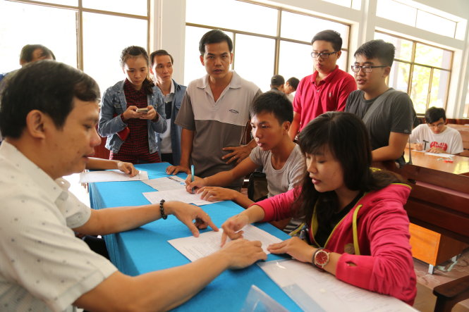 Thí sinh và phụ huynh đến nộp hồ sơ xét tuyển vào Trường ĐH Giao thông vận tải TP.HCM năm 2015 - Ảnh: NHƯ HÙNG