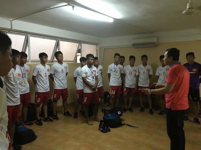 Phó chủ tịch VFF Trần Quốc Tuấn động viên các cầu thủ U-16 VN trước trận bán kết với U-16 Campuchia. Ảnh: ĐOÀN NHẬT