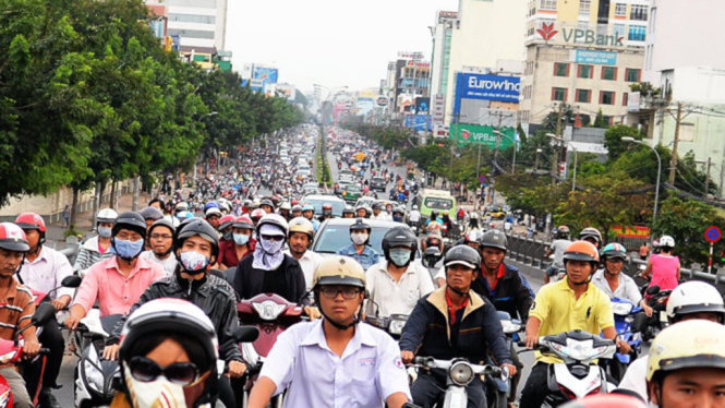Xe chạy chen cứng trên đường Cộng Hòa - Ảnh: HỮU KHOA