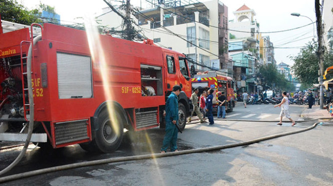 Đường An Bình bị phong tỏa để phục vụ công tác chữa cháy - Ảnh: LÊ PHAN