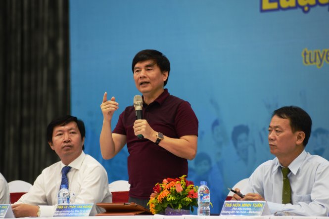PGS-TS Trần Vă Nghĩa trả lời các câu hỏi của phụ huynh và học sinh tại Ngày hội tư vấn xét tuyển ĐH, CĐ năm 2016 do Báo Tuổi Trẻ và Bộ GD-ĐT tổ chức - Ảnh: DUYÊN PHAN