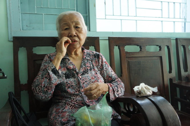 Bà Sáu Trầu đang têm trầu - Ảnh: VIỄN SỰ